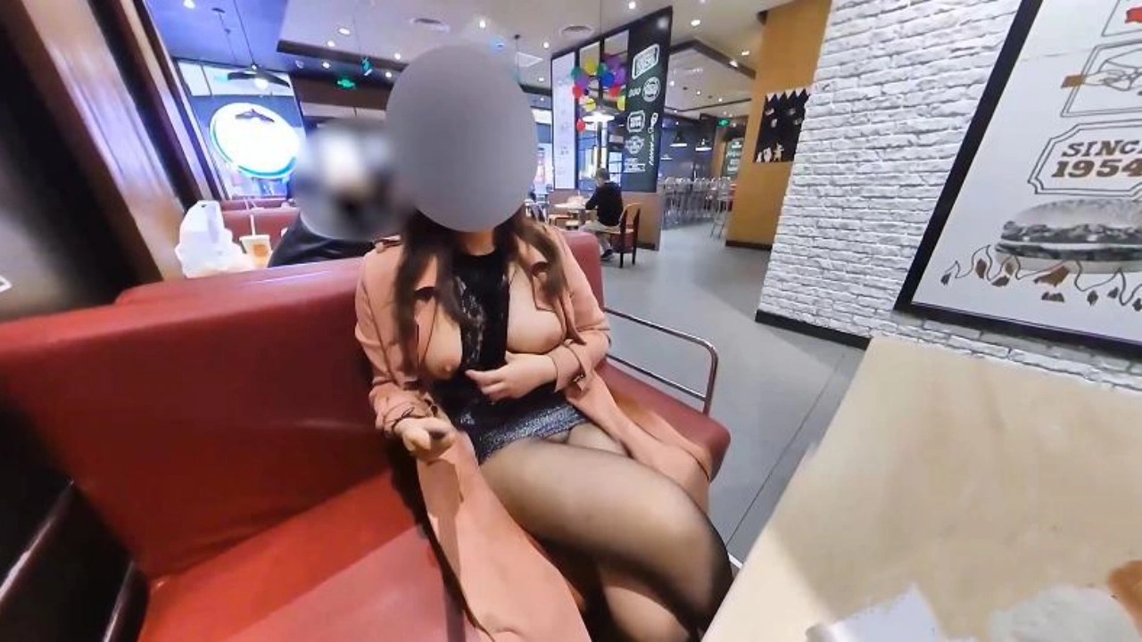 性感小猫咪 公共场所露出 在餐厅露出美乳美鲍自慰