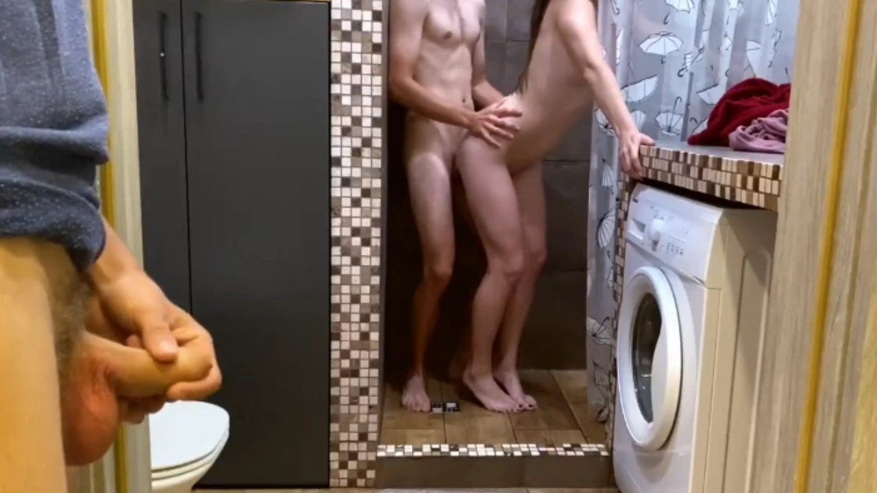 老公看着妻子和情人一起在淋浴时喷水 把精液含在嘴里