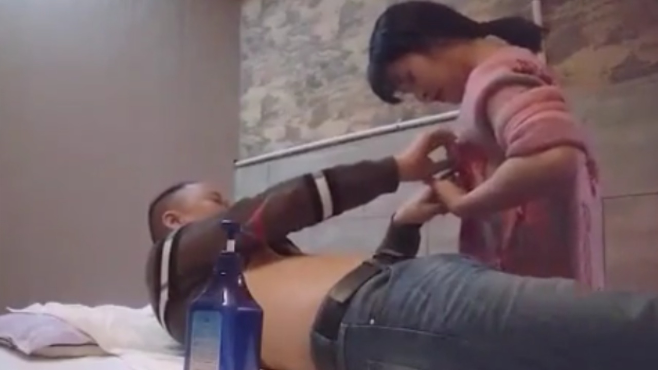 勾搭足浴貌美女技师 按摩加钱变成操逼