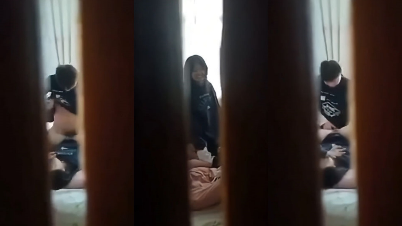 偷拍室友带女朋友回家做爱 忘记关门屋内娇喘阵阵 小嫩妹女友穿着白袜被抬腿猛干