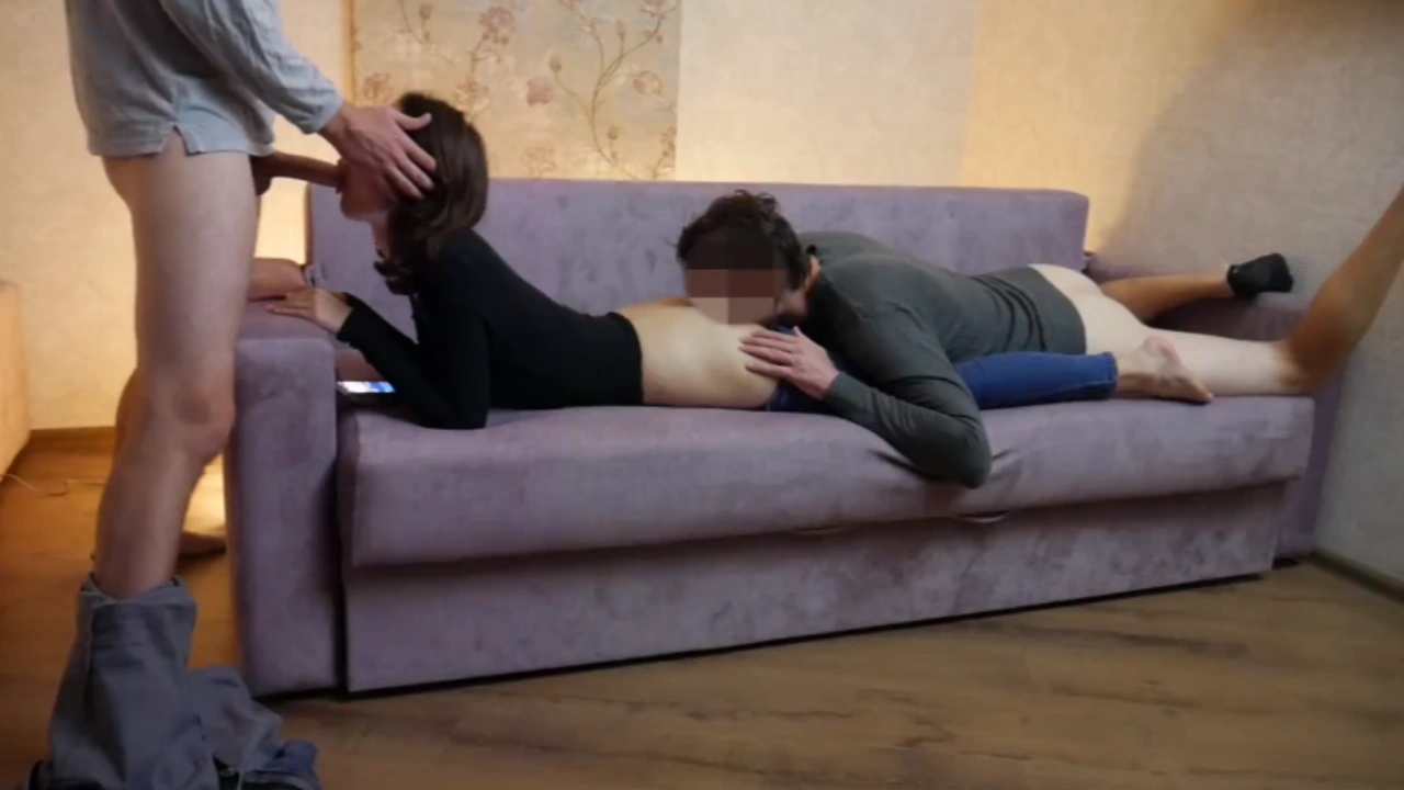 身材火辣的妻子在沙发上被两根肉棍前后插入