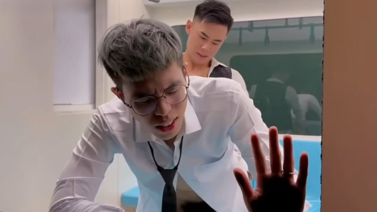 年轻小伙下班后电车邂逅 忍不住在车厢里做起了爱