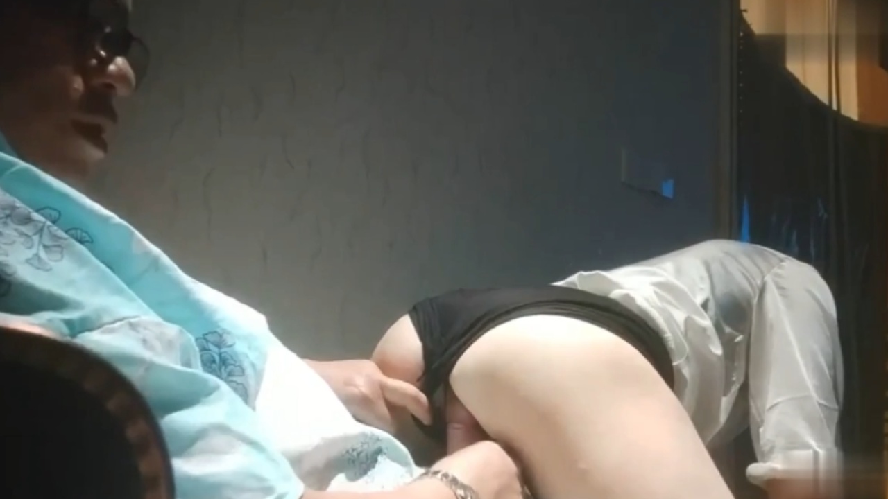 足疗店勾搭技师美少妇 直接包房大屁股后入紧张又刺激