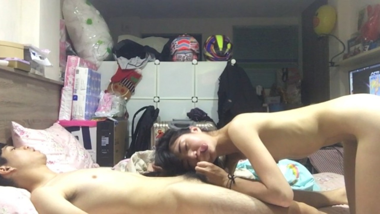 看着十分清纯的大学生跟自己老师做爱啪啪 变成老师胯下的母狗