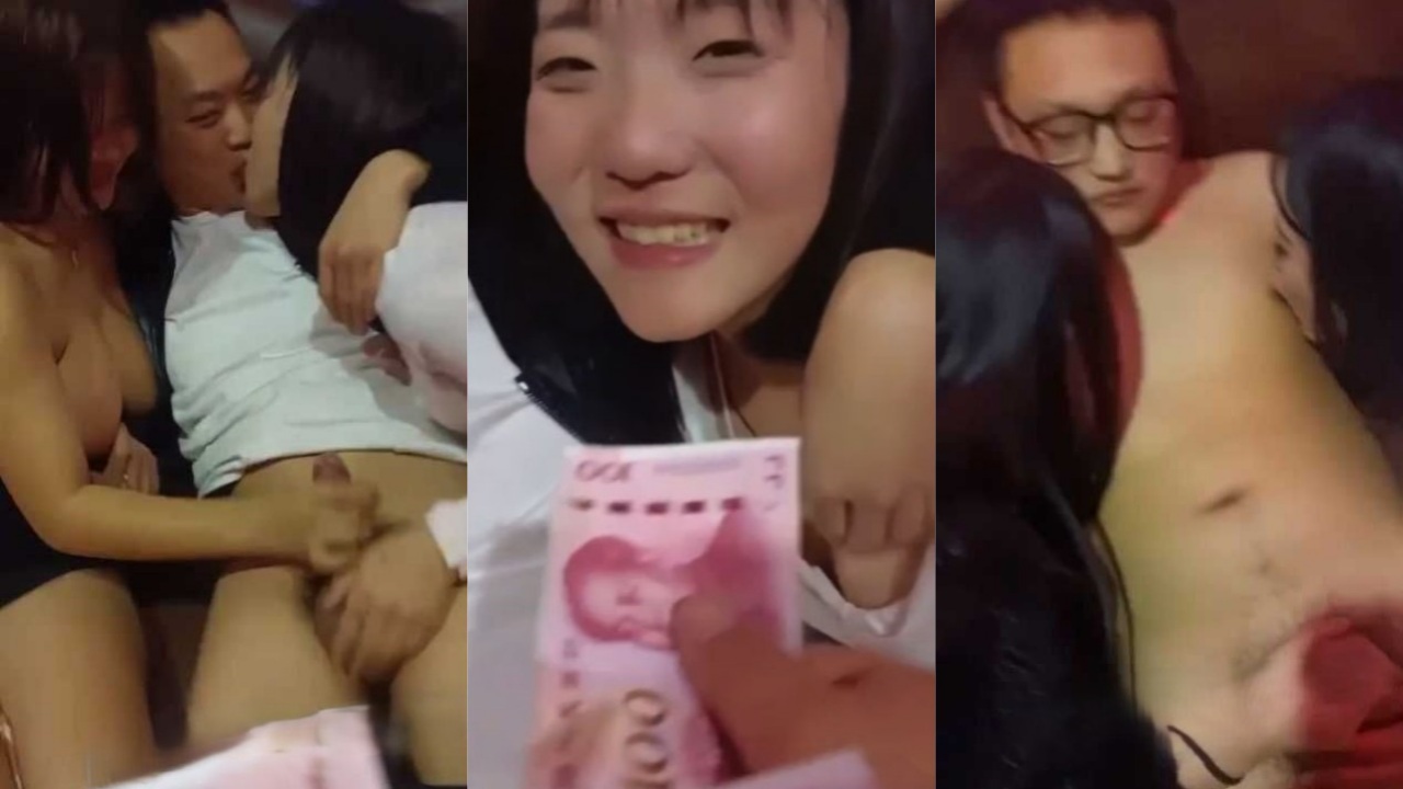 两个大哥KTV叫两个妹子服务 直接拿钱开路 妹子看到人民币笑嘻嘻主动抓鸡巴开吃