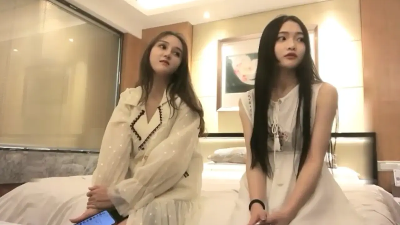 探花精选 约操两位漂亮小仙女一起双飞