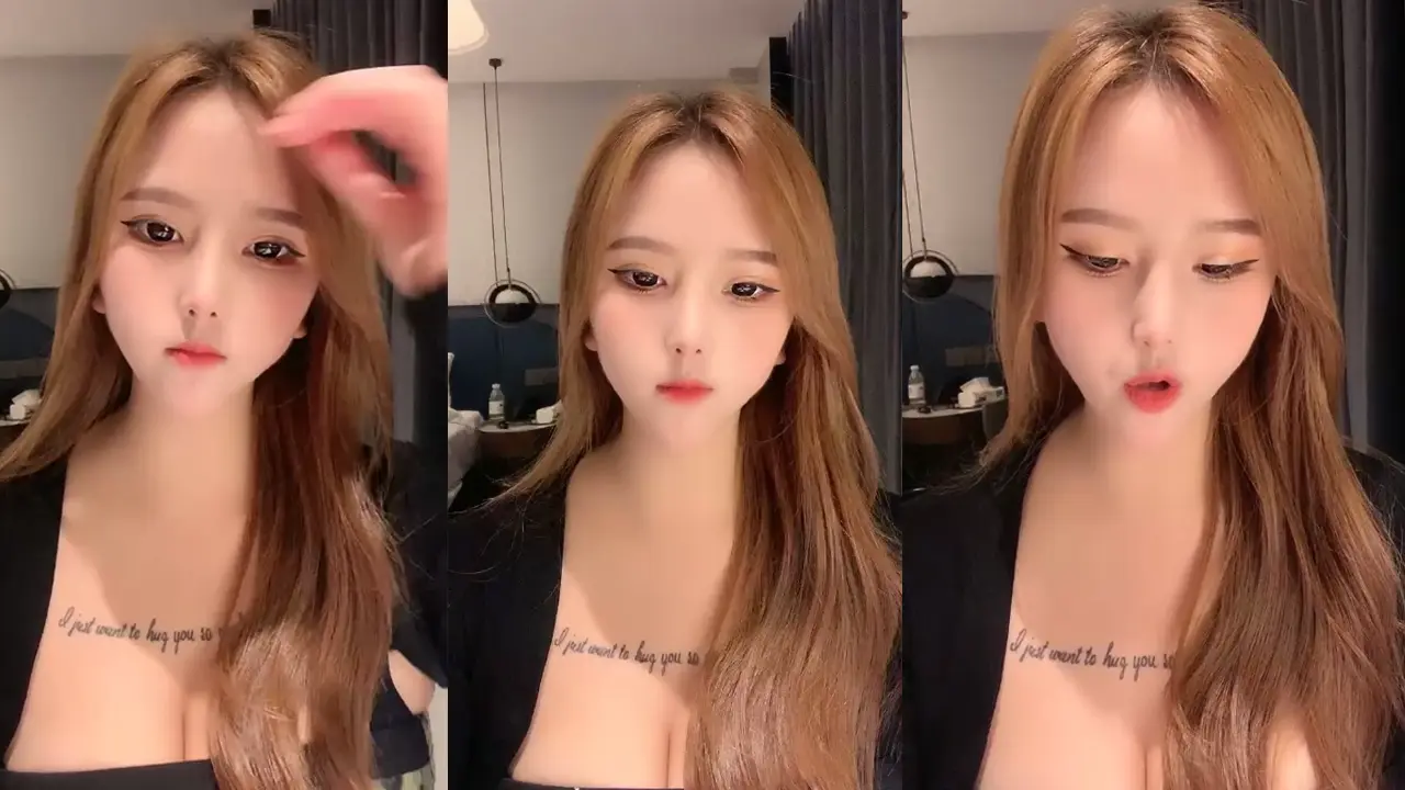 真~网红女神！难得露穴诱惑！掏出D奶揉捏超柔软 一线天极品馒头穴 超粉嫩简直极品