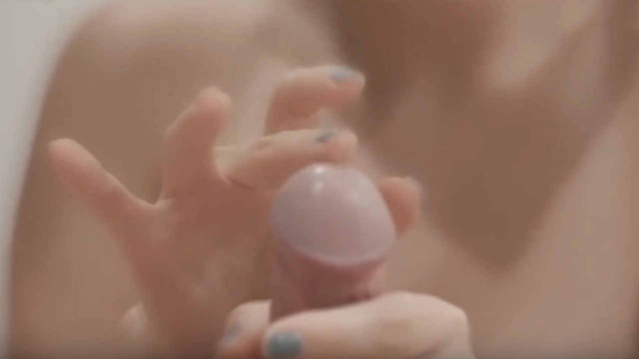 白嫩妹子 手指挑逗龟头达到喷精