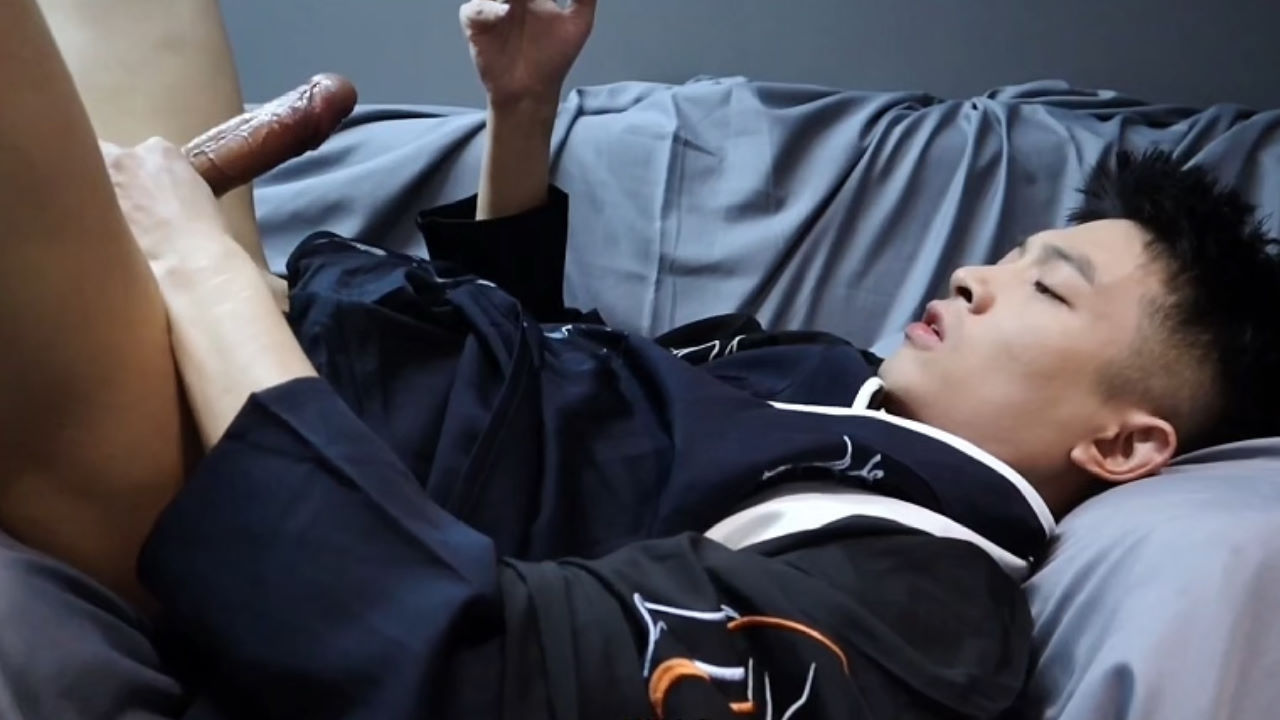 四川小虎回家狂撸大鸡巴 需要在下的白豆浆吗