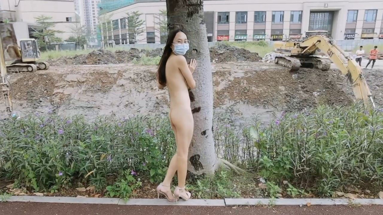 反差眼镜妹全裸在公园溜达 给旁边工地干活的工人打招呼聊天 还找钓鱼大爷面对面发骚